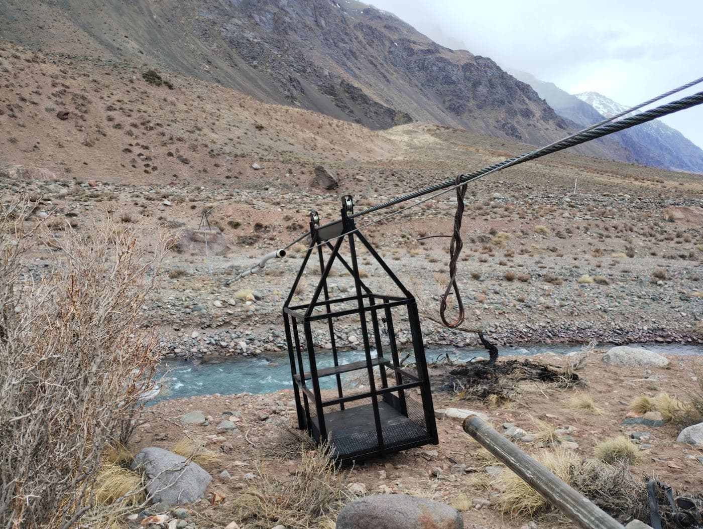 Acueducto y toma de agua en montaña